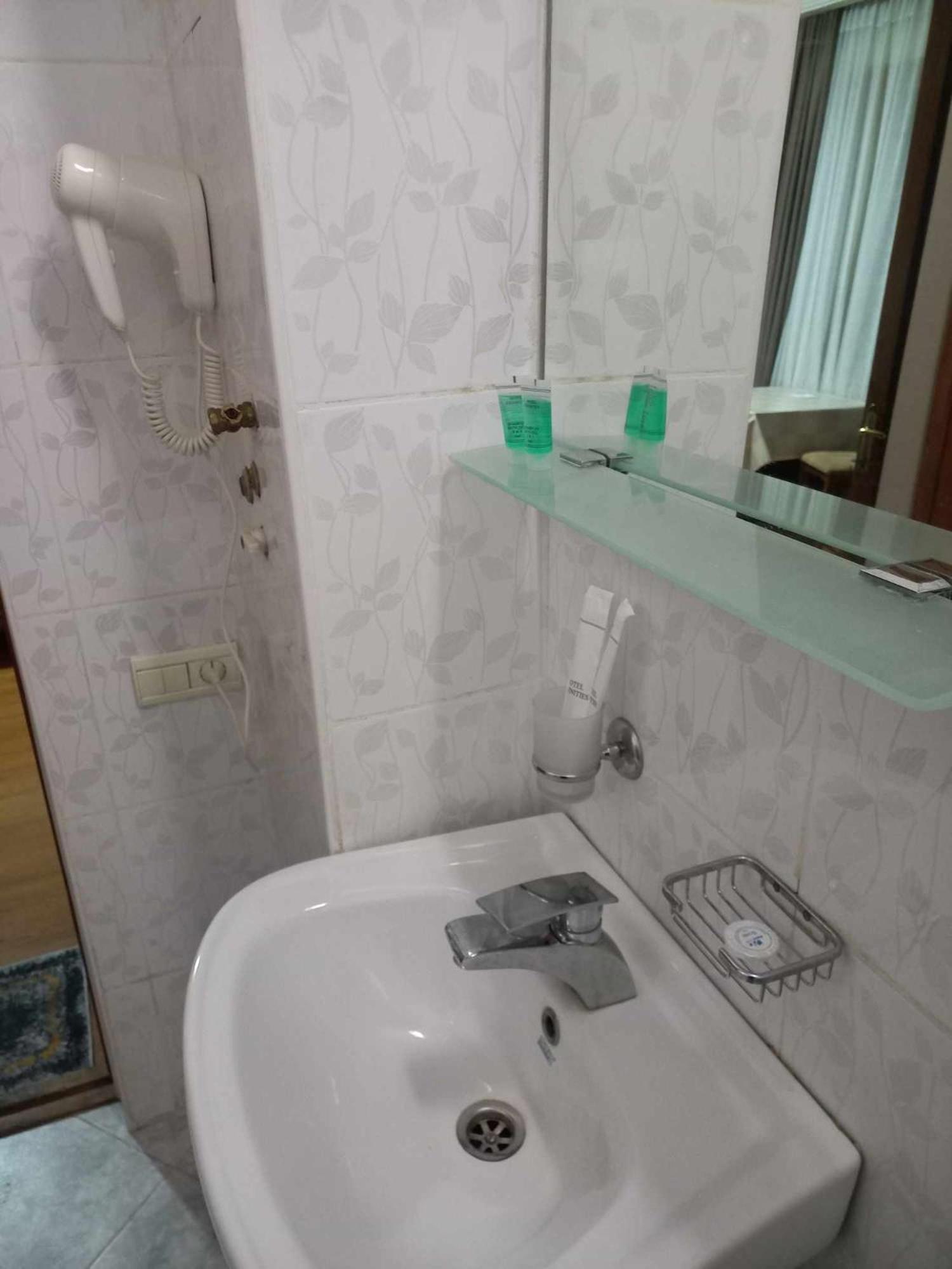 Valiko Hotel Тбилиси Екстериор снимка